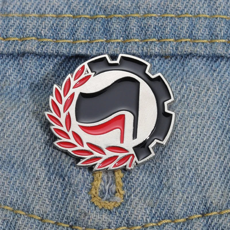 Pin Esmaltado Antifascista “Keep the Peace” — Broche com Bandeira Preta e Vermelha