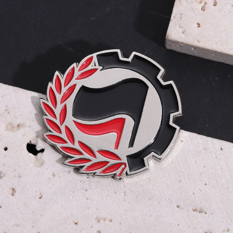 Pin Esmaltado Antifascista “Keep the Peace” — Broche com Bandeira Preta e Vermelha