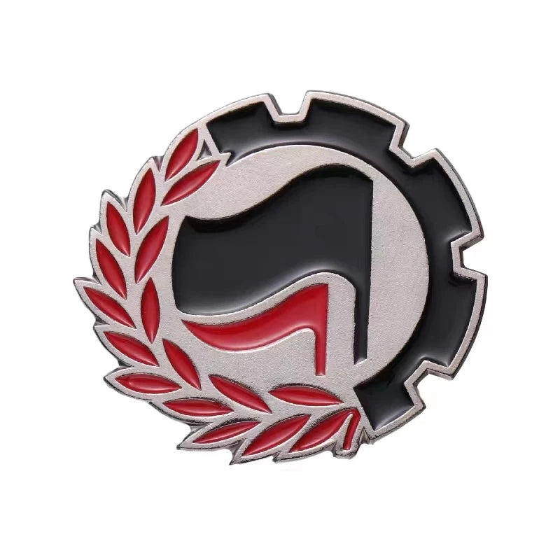 Pin Esmaltado Antifascista “Keep the Peace” — Broche com Bandeira Preta e Vermelha