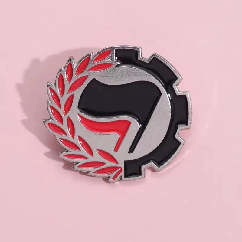 Pin Esmaltado Antifascista “Keep the Peace” — Broche com Bandeira Preta e Vermelha