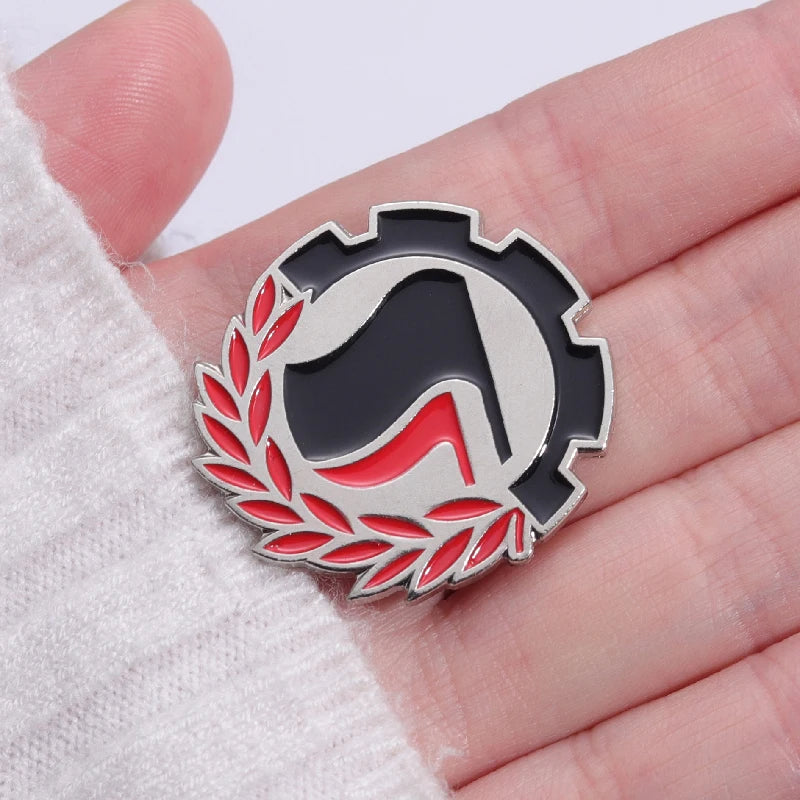 Pin Esmaltado Antifascista “Keep the Peace” — Broche com Bandeira Preta e Vermelha
